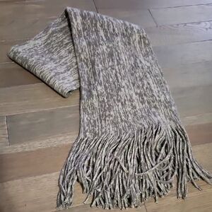 Elegant Gray Knit Scarf